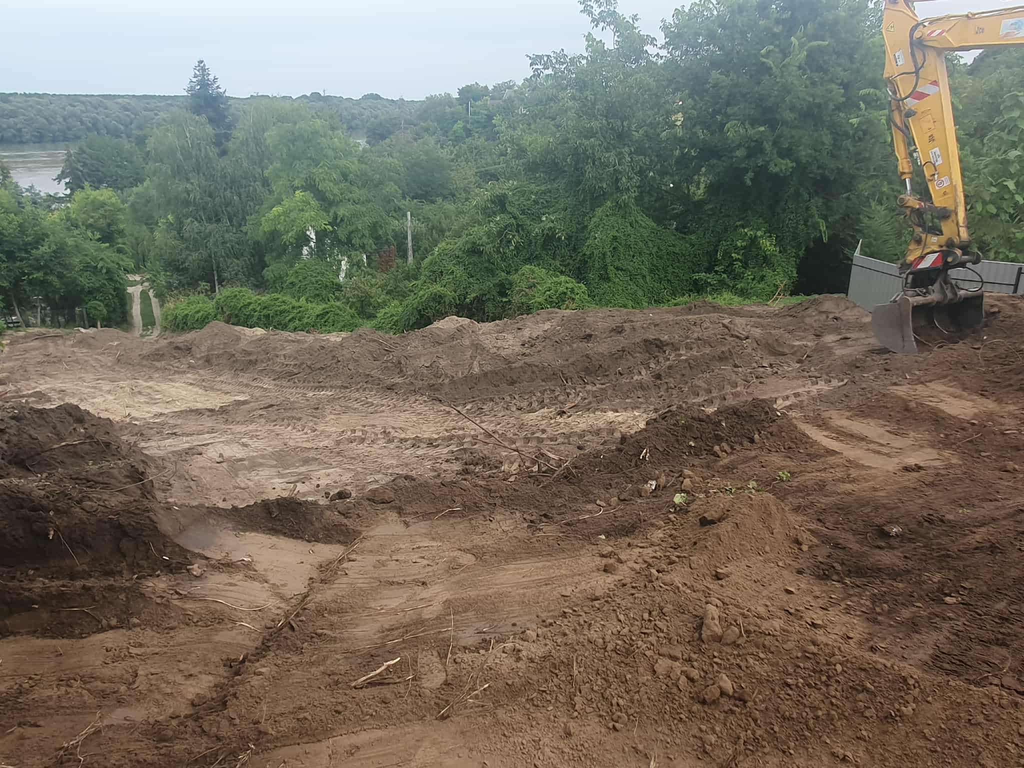 Lánctalpas munkagép nyitott, lejtős földterületen