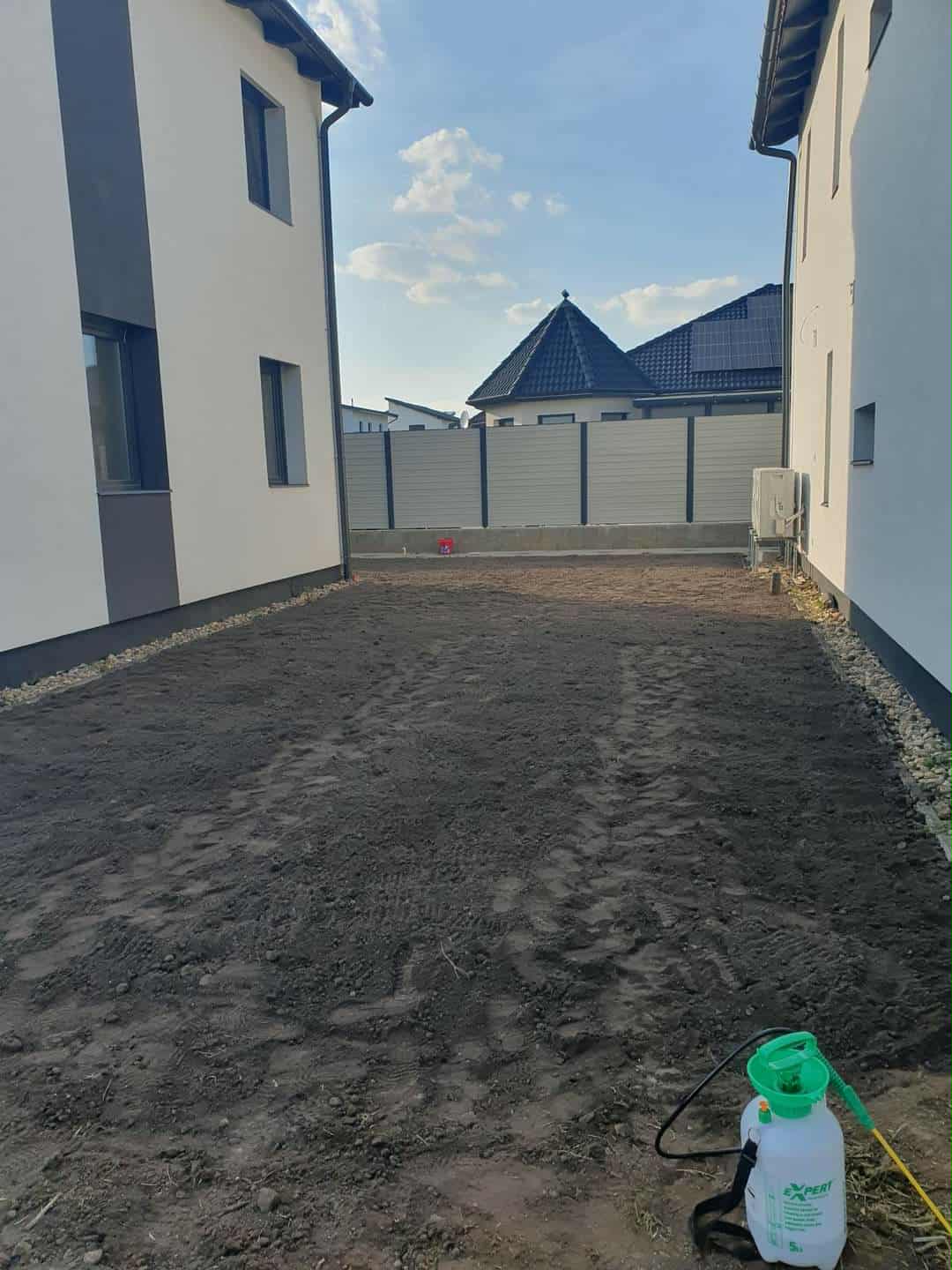 Rendezett sáv két épület között